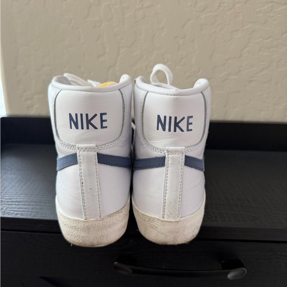 Nike Blazers Mid ‘77 - Picture 3 of 3